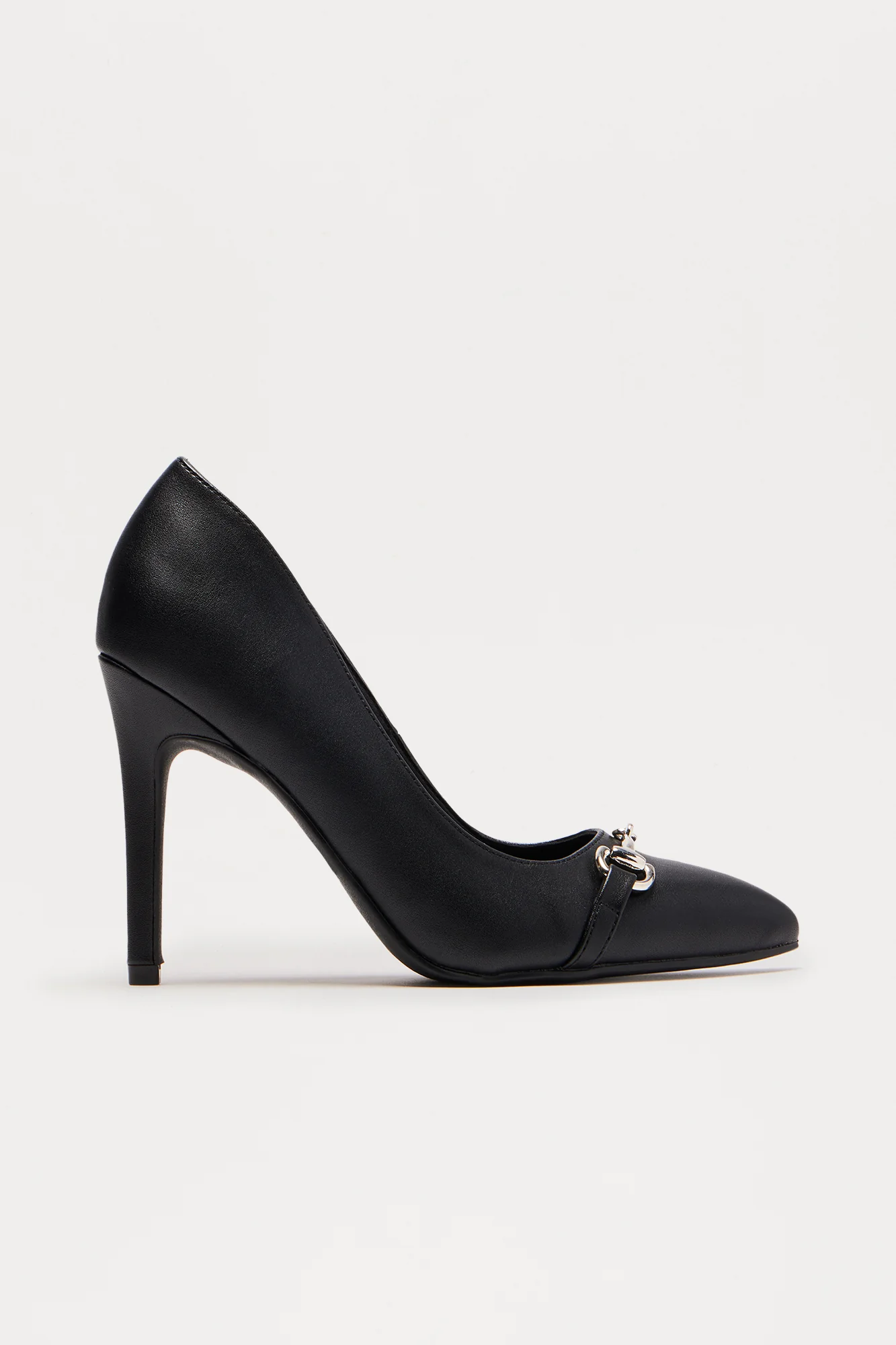 Akira Hardware Pumps - Black