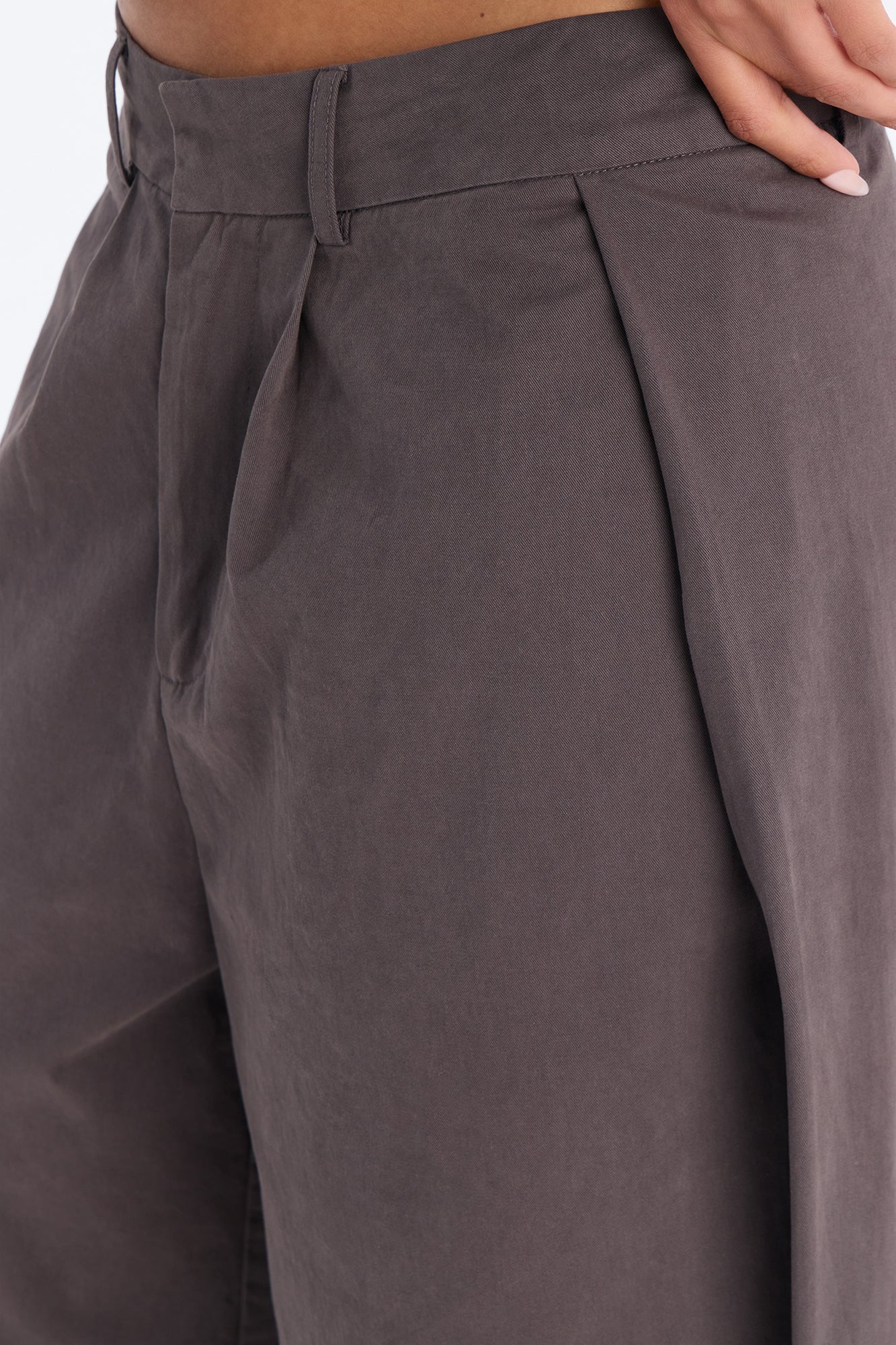 Blakely Pleated Low Rise Bermuda Short 16″ - Charcoal - Image 3