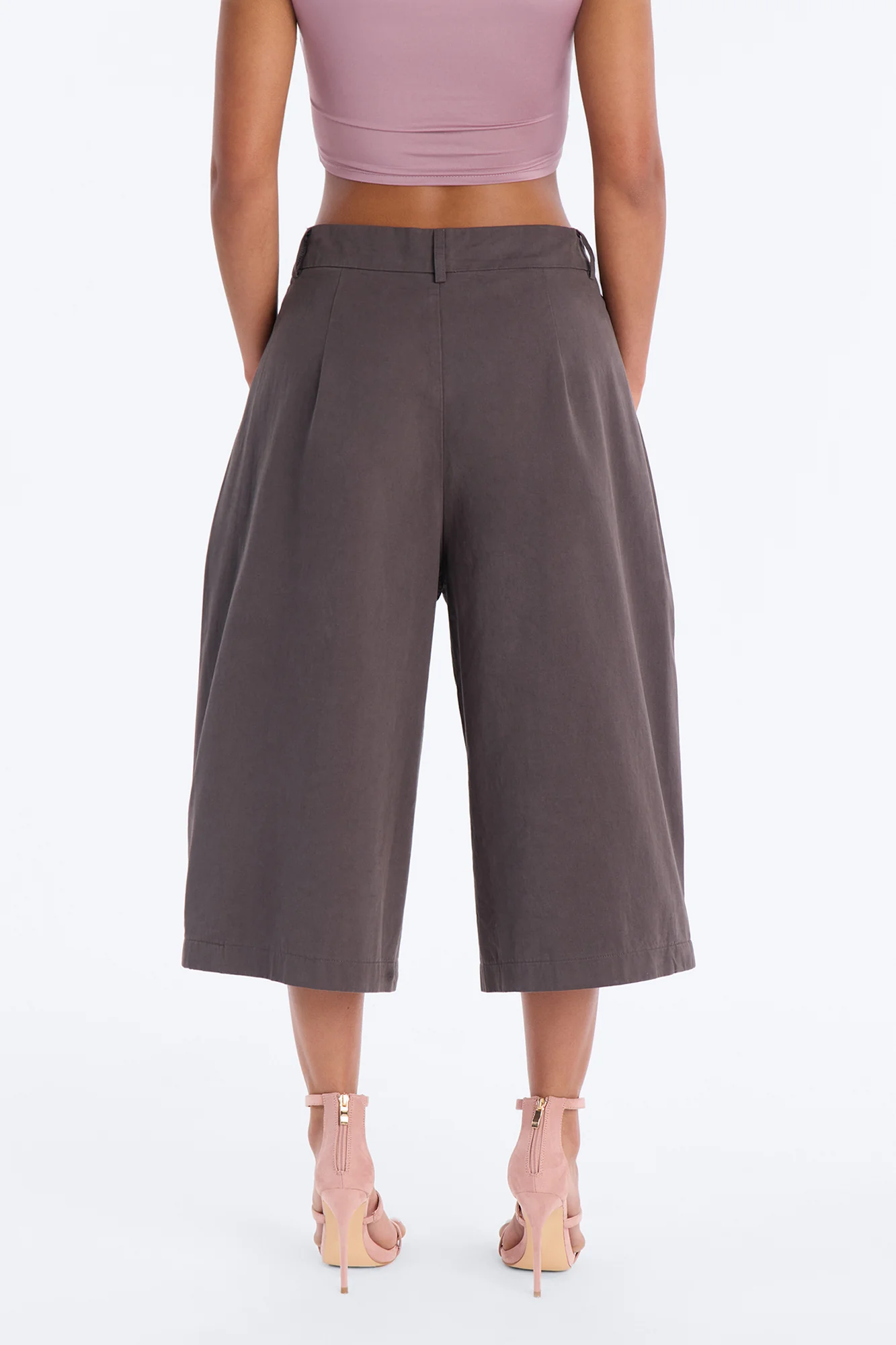 Blakely Pleated Low Rise Bermuda Short 16″ - Charcoal - Image 4