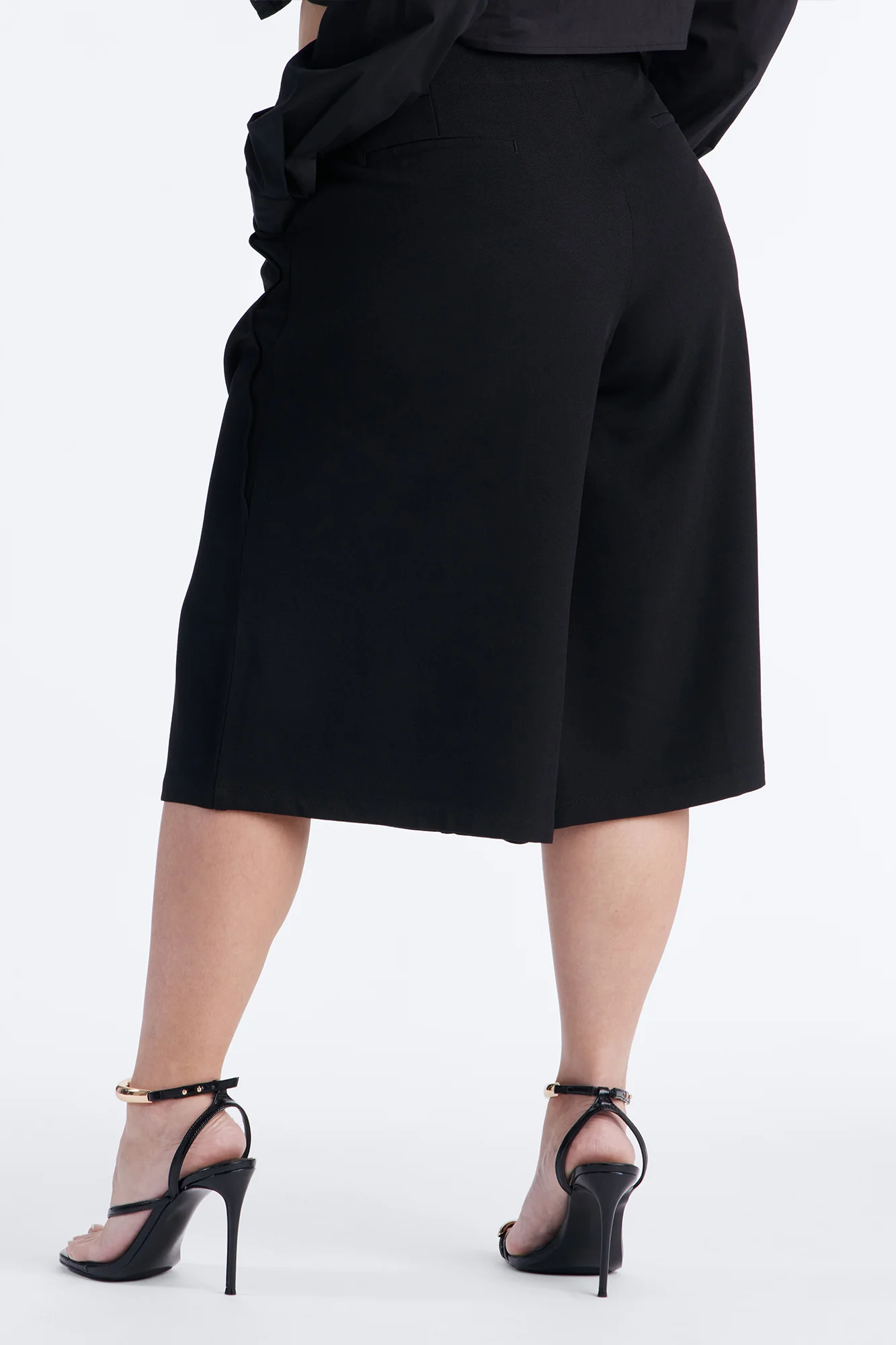 Business As Usual Belted Crepe Bermuda Short 9″ - Black - Image 6