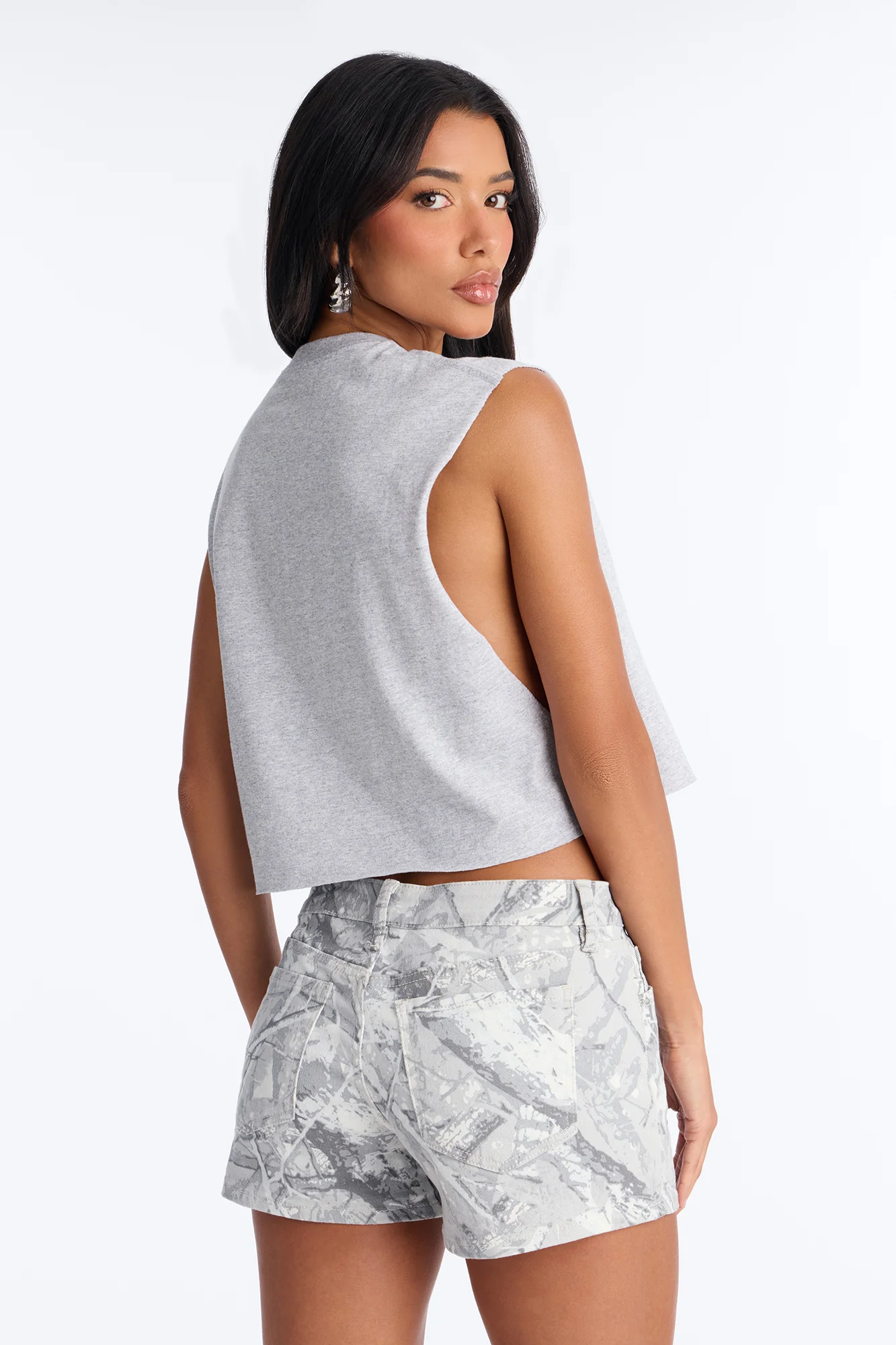 Kiss Me Lips Cropped Muscle Tee - Heather Grey - Image 4