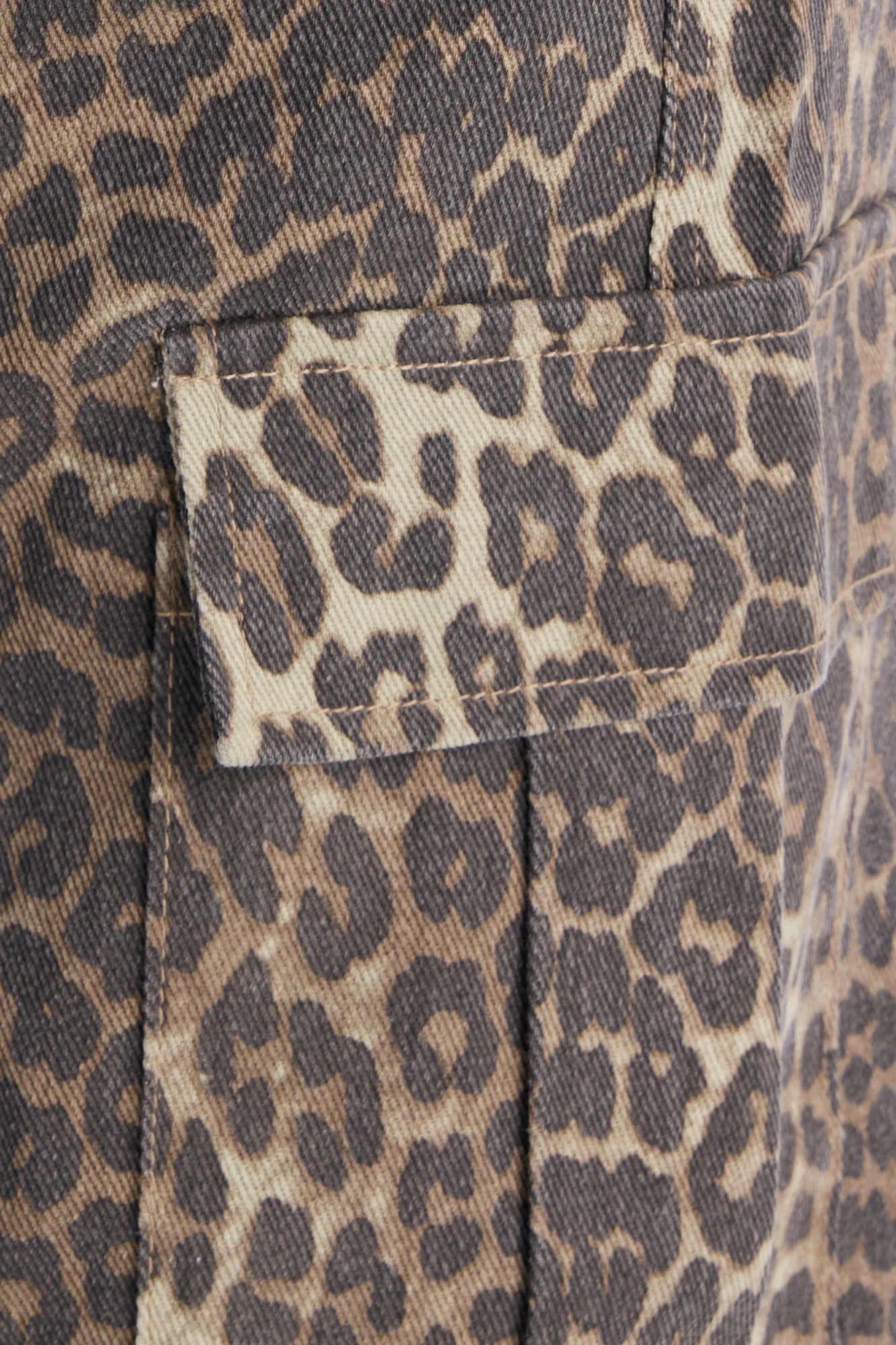 Londyn Leopard Mid Rise Cargo Barrel Leg Pant 30″ - Leopard - Image 7