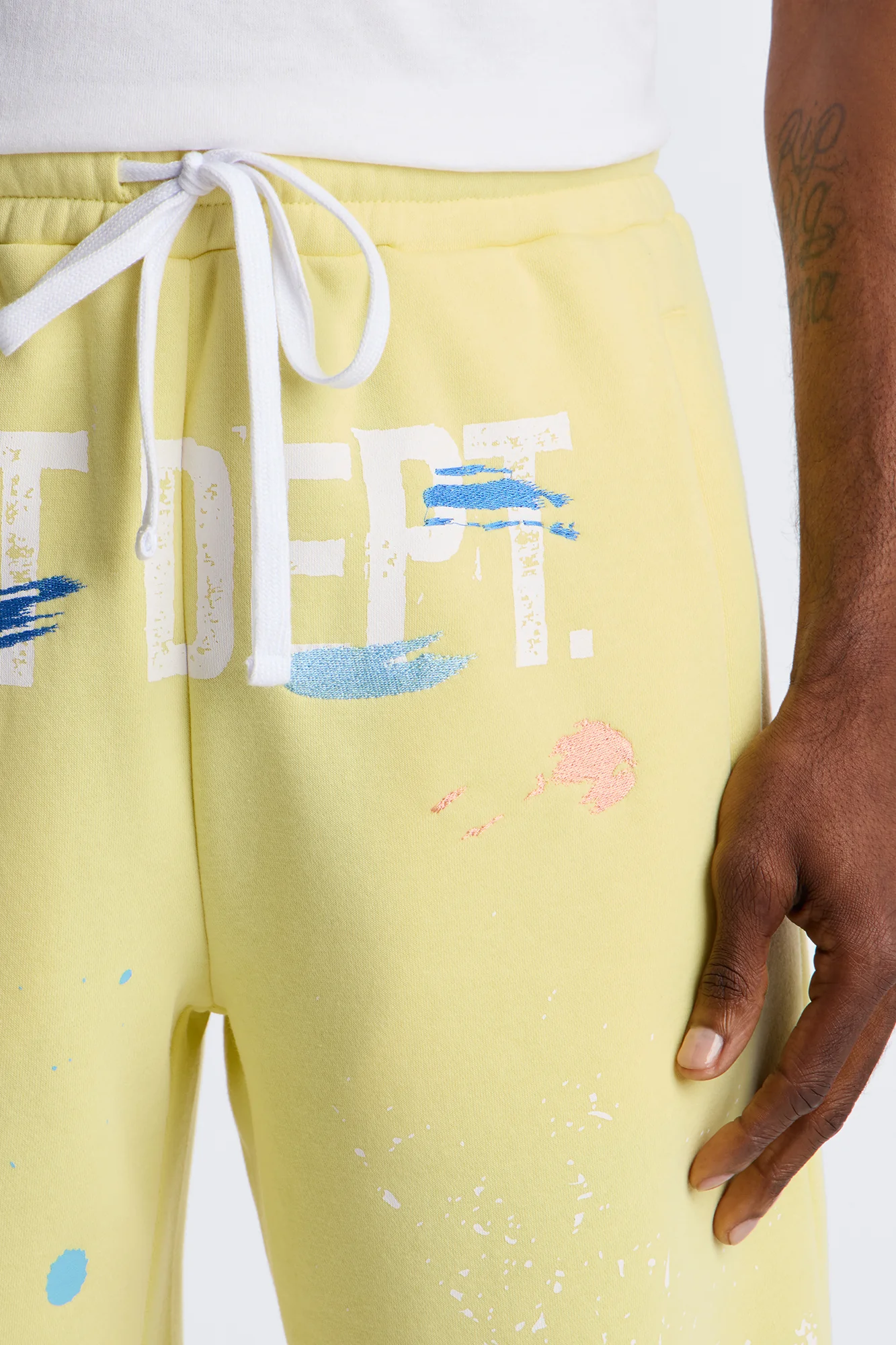 Relaxed Painted Gallery Embroidered Sweatshort - Butter Yellow - Image 3