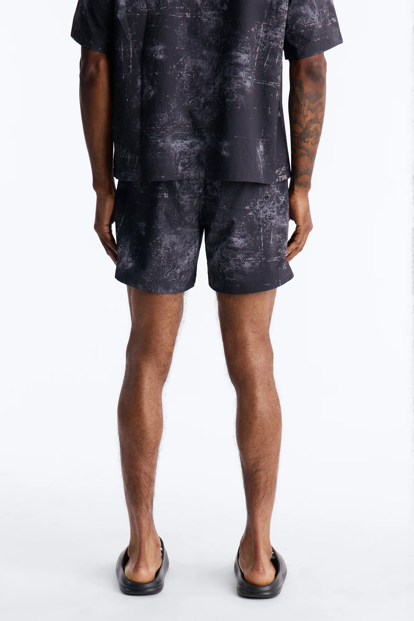 Violet Static Seersucker Swim Trunk 6″ - Black - Image 4